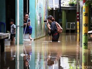 Cerita Warga Kampung Melayu Jalani Ramadan di Tengah Kondisi Banjir
