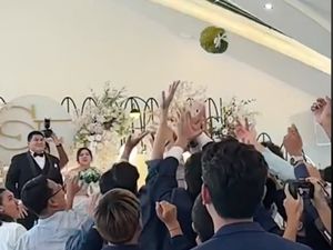 Viral Video Pernikahan Anti Mainstream, Lempar Bunga Diganti Pakai Durian Viral Video Pernikahan Anti Mainstream, Lempar Bunga Diganti Pakai Durian