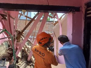 Tiga Rumah Rusak Diterjang Angin Kencang di Kota Pasuruan Tiga Rumah Rusak Diterjang Angin Kencang di Kota Pasuruan