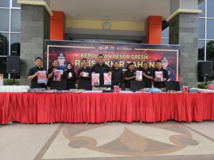 Tiga Pasutri Pengedar dan Pemakai Sabu di Gresik Diringkus Tiga Pasutri Pengedar dan Pemakai Sabu di Gresik Diringkus