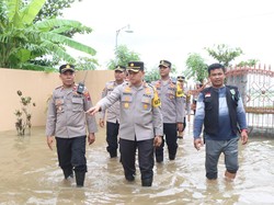 Banjir Terjang Jepara, Kapolres Terjunkan Personel Bantu Evakuasi Warga