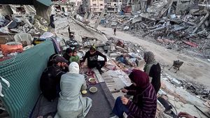 Potret Warga Gaza Berbuka Puasa di Reruntuhan Bangunan