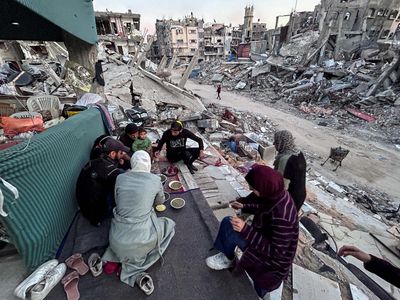 Potret Warga Gaza Berbuka Puasa di Reruntuhan Bangunan