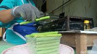 Produsen Opak Gambir Khas Kota Blitar Kebanjiran Order Saat Ramadan