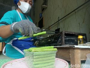 Produsen Opak Gambir Khas Kota Blitar Kebanjiran Order Saat Ramadan Produsen Opak Gambir Khas Kota Blitar Kebanjiran Order Saat Ramadan
