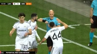 Ini adalah momen Elvin mengajak tos Anthony Taylor. Ia menduga pelanggarannya batal dapat kartu karena melihat wasit memasukkan kartu kuning yang sebelumnya sudah dipegang-pegang. Foto: dok.@viaplaysportpl Internet/X (Twitter)