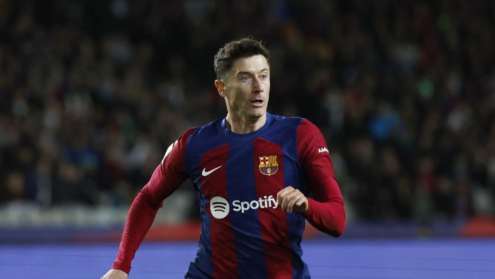 Barcelonas Robert Lewandowski runs during a Spanish La Liga soccer match between Barcelona and Mallorca at the Olimpic Lluis Companys stadium in Barcelona, Spain, Friday, March 8, 2024. (AP Photo/Joan Monfort)