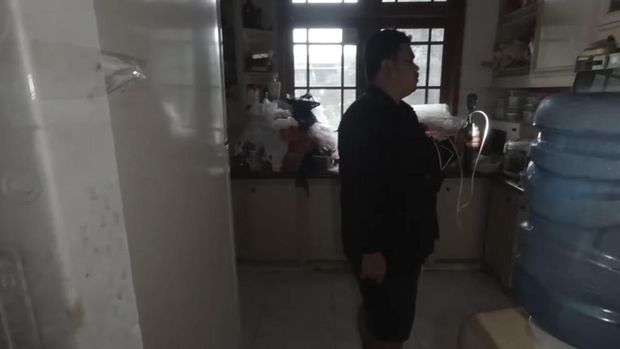 Rumah mewah Pak Usman yang terbengkalai