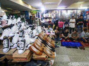 Salat Jumat di Tengah Lapak-lapak Pedagang