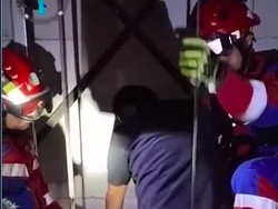 Damkar Evakuasi Warga Terjebak dalam Lift Gedung di Menteng