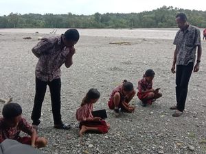 Sinyal-Listrik Mati, Siswa SD di Kupang Ikuti Simulasi Olimpiade di Hutan