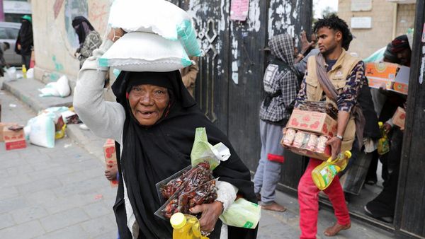 Semringah Warga Yaman Terima Bantuan Pangan Saat Ramadan