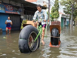 Kreatif! Warga Korban Banjir di Kaligawe Semarang Bikin Sepeda Air