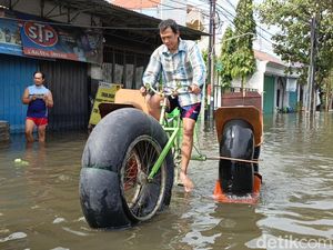 Kreatif! Warga Korban Banjir di Kaligawe Semarang Bikin Sepeda Air Kreatif! Warga Korban Banjir di Kaligawe Semarang Bikin Sepeda Air