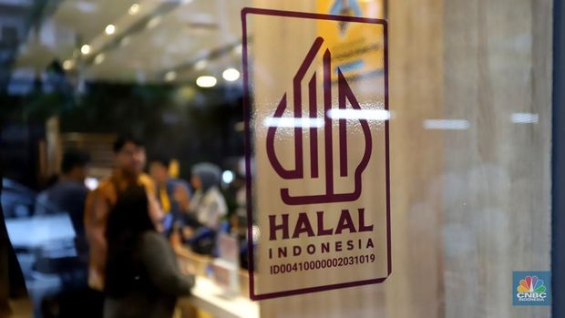 Stiker Halal nan tertempel di pintu masuk salah satu restoran siap saji di Salemba, Jakarta, Jumat (15/3/2024). Badan Penyelenggara Jaminan Produk Halal (BPJPH) Kementerian Agama mengejar sasaran 10 juta produk bersertifikat legal pada 2024, sebagai upaya menjadikan Indonesia sebagai produsen makanan dan minuman legal nomor satu bumi pada tahun nan sama. McDonalds Indonesia menjaadi restoran sigap saji pertama nan menerima sertifikat legal nan bertindak sepanjang masa dari Badan Penyelenggara Jaminan Produk Halal (BPJPH). (CNBC Indonesia/Muhammad Sabki)
