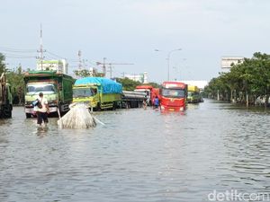 Banjir Mulai Surut, Truk Besar Bisa Melintas di Kaligawe Semarang