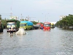 Banjir Mulai Surut, Truk Besar Bisa Melintas di Kaligawe Semarang