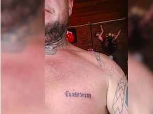 Turis Kaget Ada Tato Bahasa Thailand di Dadanya, Artinya Ngakak Banget