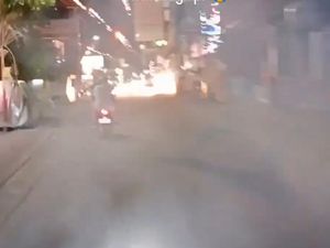 Viral 2 WNA Tembakkan Kembang Api Ugal-ugalan di Jalanan Bali Viral 2 WNA Tembakkan Kembang Api Ugal-ugalan di Jalanan Bali