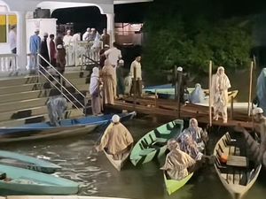 Viral Jamaah Naik Perahu Demi Salat Tarawih di Masjid Akibat Banjir di Jambi Viral Jamaah Naik Perahu Demi Salat Tarawih di Masjid Akibat Banjir di Jambi