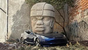 Waduh, Mobil Mewah Tesla Hancur Ditiban Patung Kepala Olmec 9 Ton
