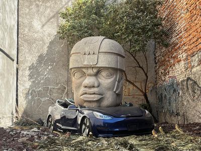 Waduh, Mobil Mewah Tesla Hancur Ditiban Patung Kepala Olmec 9 Ton