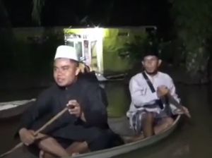 Banjir Landa Muaro Jambi, Warga Naik Perahu untuk Tarawih di Masjid