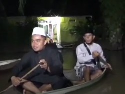 Banjir Landa Muaro Jambi, Warga Naik Perahu untuk Tarawih di Masjid