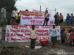 Warga Gresik Demo Proyek Jembatan yang Mangkrak 6 Bulan Lamanya Warga Gresik Demo Proyek Jembatan yang Mangkrak 6 Bulan Lamanya