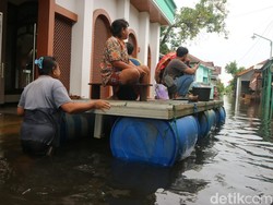 Terendam Banjir Hampir 1 Meter, Warga di Kudus Gunakan Perahu untuk Aktivitas