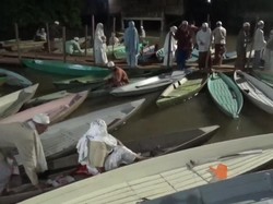 Warga Seberang Kota Jambi Berangkat Tarawih Naik Perahu Akibat Banjir
