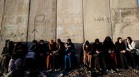 Potret Warga Tepi Barat Menunggu Izin Tentara Israel untuk Salat di Al-Aqsa
