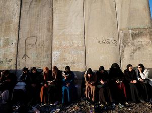 Potret Warga Tepi Barat Menunggu Izin Tentara Israel untuk Salat di Al-Aqsa