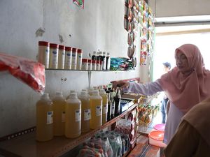 Keren, Warung di Banyuwangi Ini Jual Sembako dalam Kemasan Daur Ulang Keren, Warung di Banyuwangi Ini Jual Sembako dalam Kemasan Daur Ulang