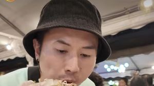 10 Potret Seru Rafael Tan Makan Bakso hingga Sop Babi di Thailand