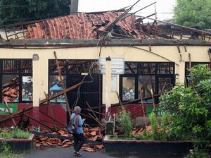 Duh! Diguyur Hujan, Atap SDN Kedaung Depok Ambruk