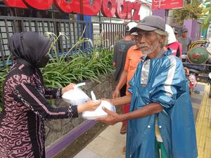 Polisi di Bojonegoro Bagi-bagi Takjil Sambil Ingatkan Kamtibmas