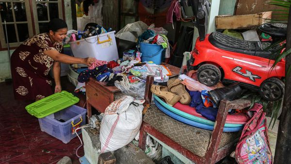 Banjir di Semarang Mulai Surut, Warga Bersih-bersih Rumah