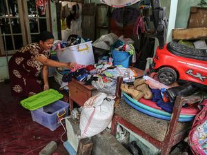 Banjir di Semarang Mulai Surut, Warga Bersih-bersih Rumah