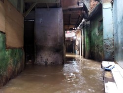 Cerita Warga Kebon Pala Jaktim Kesulitan Jalani Puasa di Tengah Banjir