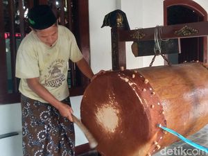 Tradisi Tikdur di Masjid Makam Sunan Pandanaran Jadi Penanda Waktu Sahur Tradisi Tikdur di Masjid Makam Sunan Pandanaran Jadi Penanda Waktu Sahur