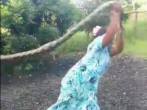 Detik-detik Mbak Pat, Emak-emak Madura Viral Banting Ular hingga Klenger