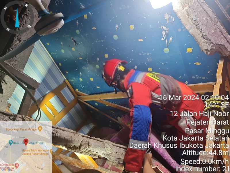 Evakuasi korban tertimpa tembok ambruk di Pasar Minggu, Jakarta Selatan.