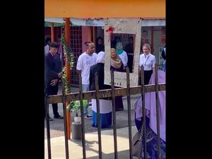 Lewis Hamilton Bikin Kejutan, Mampir ke SMK Ini! Lewis Hamilton Bikin Kejutan, Mampir ke SMK Ini!