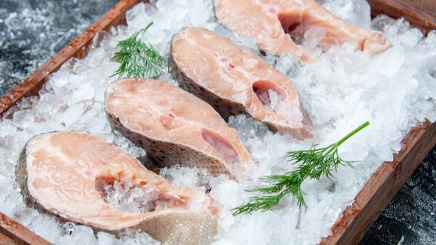Ikan/Foto: Freepik.com/mdjaff Deretan makanan yang sebaiknya di simpan di freezer untuk bantu proses penurunan berat badan