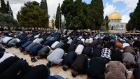 Melihat Salat Jumat Pertama Ramadan di Masjid Al-Aqsa