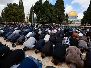 Melihat Salat Jumat Pertama Ramadan di Masjid Al-Aqsa