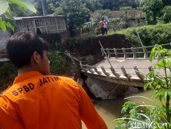Jembatan Penghubung Antardesa di Tulungagung Putus Tergerus Arus Sungai