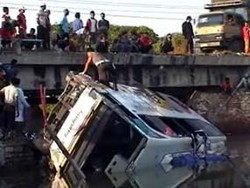 Petaka Awal Ramadan Bus Terjun ke Sungai Tewaskan 3 Orang di Tuban