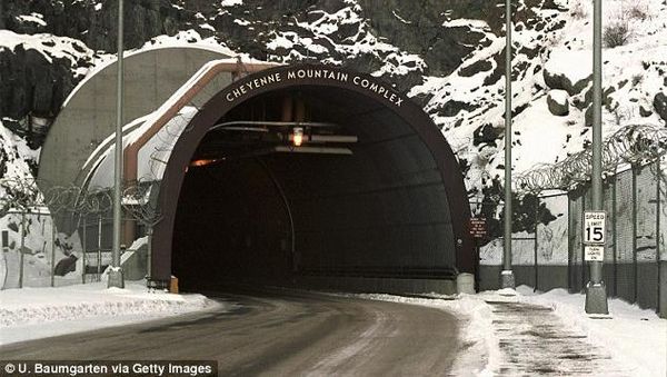 Melihat Isi Kompleks Pegunungan Tahan Kiamat Milik AS